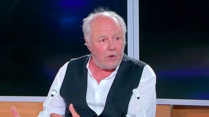 Marc Jolivet était l’invité du 23h le lundi 21 juin. Comédien atypique, il était interviewé par le journaliste Youssef Bouchikhi. (FRANCEINFO)