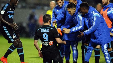 André-Pierre Gignac va saluer le banc de l'OM (JEAN-CHRISTOPHE VERHAEGEN / AFP)