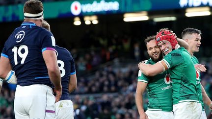 Le bonheur des Irlandais&nbsp;Jamison Gibson Park et&nbsp;Josh van der Flier, vainqueurs de l'Ecosse lors de la 5e et dernière journée du Tournoi des six nations 2022, le 19 mars à Dublin. (PAUL FAITH / AFP)