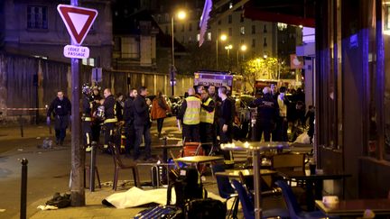 Des forces de sécurités et des blessés devant le lieu d'une des fusillades survenue vendredi 13 novembre 2015, à Paris.&nbsp; (PHILIPPE WOJAZER / REUTERS)