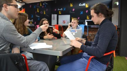 Des élèves du lycée Georges Brassens qui depuis le&nbsp;lundi 8 janvier 2018 organisent un blocus de l'établissement tous les matins.&nbsp; (Valentin Dunate/RADIOFRANCE)