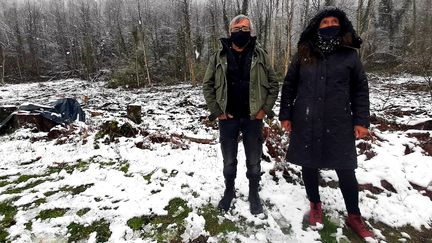 Hélène et Yves&nbsp;Rameil&nbsp;devant une parcelle concernée par ces vols à Perles-et-Castelet (Ariège), le 19 mars 2021. (VALENTIN DUNATE / RADIO FRANCE)