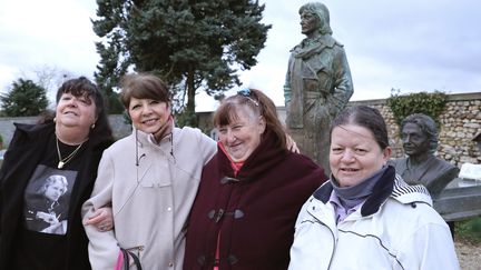 Des fans de Claude François au pied de la statue du chanteur, au cimetière de Dannemois (Essonne), le 1er février 2018.&nbsp; (SIMON GOURMELLET / FRANCEINFO)