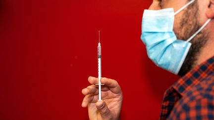 Une seringue contenant un vaccin contre le Covid-19 dans un centre de vaccination, à&nbsp;Champigny-sur-Marne (Val-de-Marne), le 13 avril 2022. (ALINE MORCILLO / HANS LUCAS / AFP)