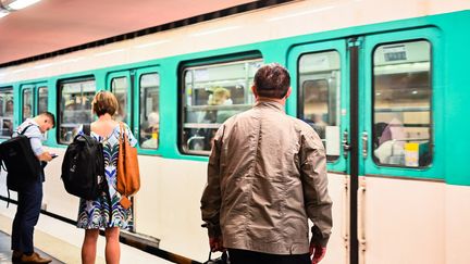 Des passagers attendent sur le quai du métro à Paris, le 28 juin 2022. (ADRIEN FILLON / NURPHOTO / AFP)