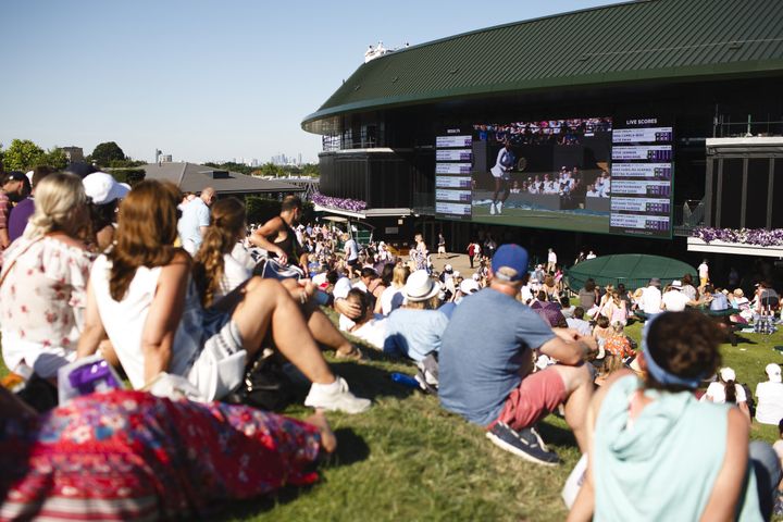 Les spectateurs en 2018 sur le "Henman Hill" de Wimbledon.&nbsp; (DAVID CLIFF / NURPHOTO / AFP)