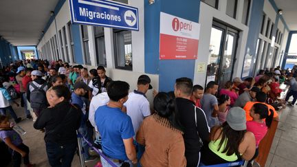 Des Vénézuéliens font la queue, jeudi&nbsp;23 août 2018, au centre de surveillance des frontières à Tumbes, au nord du Pérou. (CRIS BOURONCLE / AFP)