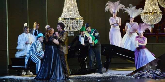 Au premier plan, Ariane (Emily Magee) et Bacchus (Jonas Kaufman) dans l&#039;opéra de Strauss
 (ERNST WUKITS / AFP)