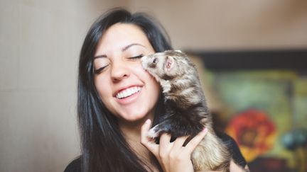 Furet embrassant une jeune fille. (PREAPPY / MOMENT RF / GETTY IMAGES)