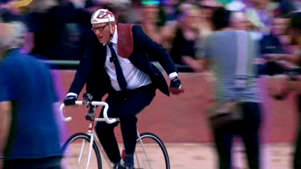 Jan Fabre en pleine "performance" au Vélodrome de Lyon, un morceau de viande rouge sur l'épaule, en référence au "Cannibale", Eddy Merckx.
 (France 3 Culturebox)