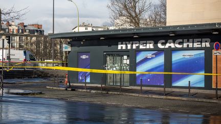 Un p&eacute;rim&egrave;tre a &eacute;t&eacute; install&eacute; autour de l'Hyper Cacher de la Porte de Vincennes, apr&egrave;s la prise d'otages par Amedy Coulibaly, le 14 janvier 2015, &agrave; Paris.&nbsp; (MICHAEL BUNEL / NURPHOTO / AFP)