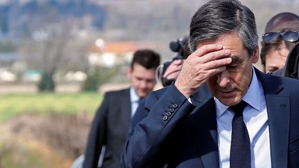 François Fillon, candidat de la droite à la présidentielle, en visite dans un vignoble à Nîmes (Gard), le 2 mars 2017. (JEAN-PAUL PELISSIER / REUTERS)