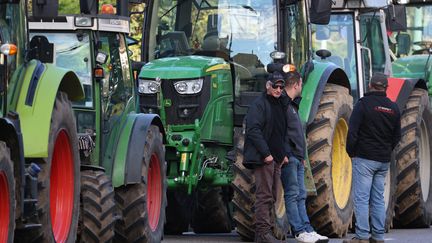 Des rassemblements de tracteurs sont notamment prévus dans les Yvelines, ou des bâchages de panneaux dans la Marne, pour attirer l'attention sur les difficultés du secteur.