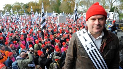 Le maire de Carhaix (Finist&egrave;re) et leader des "bonnets rouges", Christian Troadec, lors d'une manifestation dans sa ville, le 30 novembre 2013. (FRED TANNEAU / AFP)