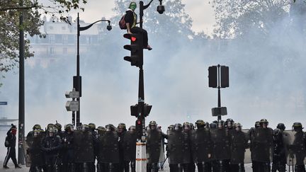 Des CRS positionnés à Paris lors de la manifestation contre la loi Travail du 15 septembre 2016. (CHRISTOPHE ARCHAMBAULT / AFP)