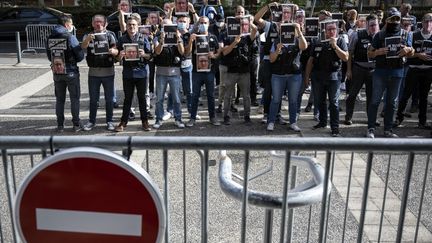 Rassemblement à Toulouse de membres de la PJ en soutien au directeur de la police judiciaire de Marseille Eric Arella après qu'il a été démis de ses fonctions. (LIONEL BONAVENTURE / AFP)