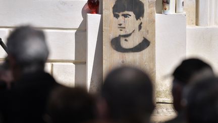 L'image d'Yvan Colonna lors de son enterrement à Cargèse, en Corse-du-Sud, le 25 mars 2022. (JULIEN DE ROSA / AFP)