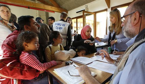 Réfugiés syriens et irakiens avec des médecins au centre de séjour Hubert Renaud à Cergy-Pontoise (Val-d'Oise) le 9 septembre 2015 (REUTERS - Jacky Naegelen)