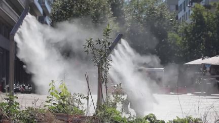 Au Mans, dans la Sarthe, le thermomètre devrait indiquer&nbsp;35°C&nbsp;dans l'après-midi du mardi 12 juillet.&nbsp;Si certaines villes sont habituées aux températures élevées, Le Mans est rarement confronté à de tels épisodes météorologiques, et s'adapte pour protéger la population. (FRANCE 2)