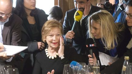 Lydie Salvayre,&nbsp;la laur&eacute;ate surprise du Goncourt 2014 dans le restaurant Drouant, &agrave; Paris,&nbsp;o&ugrave; l'attendent les membres de l'Acad&eacute;mie. (JACQUES BRINON / AP / SIPA )