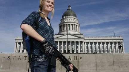 Une militante d&eacute;fendant le deuxi&egrave;me amendement de la constitution am&eacute;ricaine manifeste devant le capitole &agrave; Salt Lake City (Utah), le 2 mars 2013. (GEORGE FREY / GETTY IMAGES )