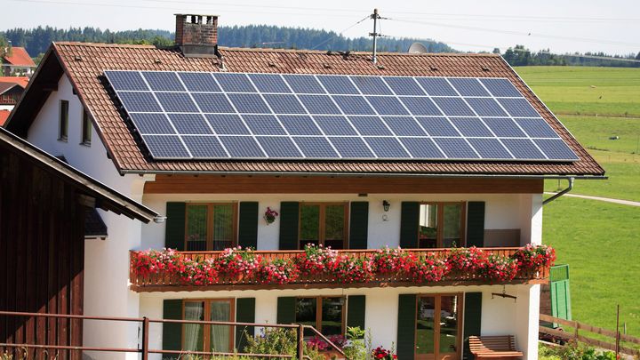 Les prix d'une installation moyenne de panneaux solaires photovoltaïque sont compris entre 10 000 euros et 20 000 euros. (TURPIN PHILIPPE / MAXPPP)