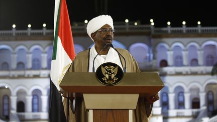 Le président du Soudan Omar El-Béchir, lors d'un discours à la nation, le 22 février 2019, depuis Khartoum. (ASHRAF SHAZLY / AFP)