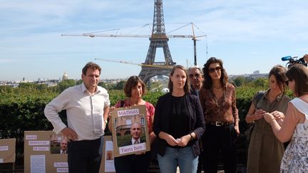 Des proches de Mathias Echène à Paris.&nbsp; (NATHANAEL CHARBONNIER / FRANCE-INFO)