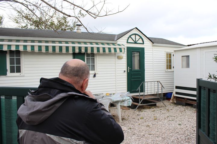 Devant son mobil-home, Alain encha&icirc;ne cigarette sur cigarette. "On n'arr&ecirc;te pas de fumer et &ccedil;a continuera jusqu'&agrave; ce que la situation se d&eacute;coince", explique-t-il. (THOMAS BAIETTO / FRANCETV INFO)