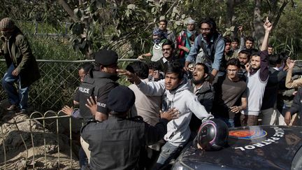 Policiers contre protestataires qui tentent d'acc&eacute;der au consulat fran&ccedil;ais, &agrave; Karachi.&nbsp; (SHAKIL ADIL/AP/SIPA / AP)