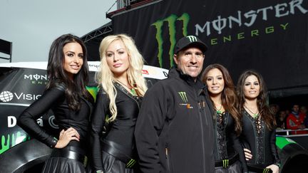 Stéphane Peterhansel pose devant sa Mini victorieuse du dernier Dakar avec les Monster Girls