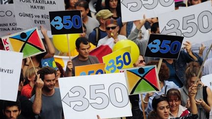 Rassemblement à Istanbul lors de la Journée mondiale pour le Climat le 24 octobre 2009 (© AFP - Mustafa Ozer)