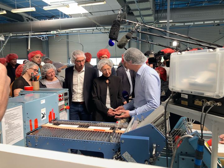 Elisabeth Borne visite&nbsp;l’imprimerie Tonnelier à Condé-en-Normandie (Calvados), lundi 13 juin.&nbsp; (VICTORIA KOUSSA / RADIO FRANCE)