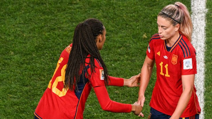 Alexia Putellas cède sa place à Salma Paralluelo lors de la demi-finale de Coupe du monde contre la Suède, le 15 août 2023, à Auckland (Nouvelle-Zélande). (SAEED KHAN / AFP)