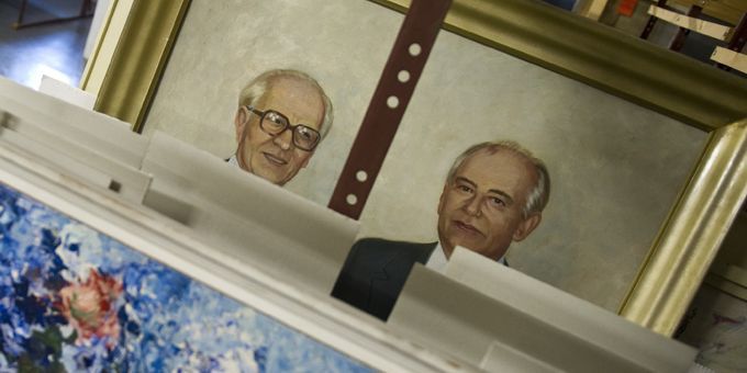 Portrait de Gorbatchev et Erich Honecker
 (John MacDougall / AFP)