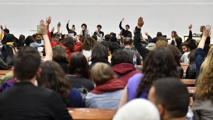 Des étudiants rassemblés dans un amphithéâtre à Nanterre (Photo d'illustration) (GERARD JULIEN / AFP)