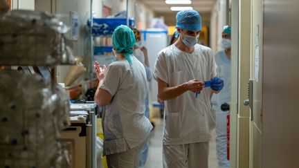 Le service de réanimation de la clinique Ambroise Paré à Neuilly-sur-Seine (Hauts-de-Seine), le 28 avril 2020.&nbsp; (JULIE LIMONT / HANS LUCAS / AFP)