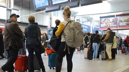 Les usagers en attente de leur train lors de la grêve, dimanche 20 octobre, à la Gare Montparnasse. (PHILIPPE LAVIEILLE / MAXPPP)