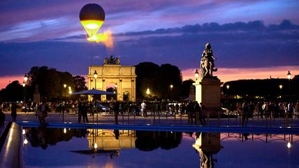 Elle n'est pas une épreuve à proprement parler, mais la vasque olympique est devenue une attraction majeure de ces Jeux, au cœur des Tuileries, comme ici le 27 juillet 2024. (ADNAN FARZAT / NURPHOTO / AFP)