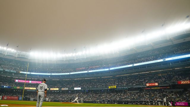 Dans de telles conditions atmosphériques, le sport en extérieur fait partie des activités déconseillées. L'équipe de baseball des New York Yankees a tout de même affronté les White Sox de Chicago sous un épais nuage, le 6 juin 2023. (FRANK FRANKLIN II / AP / SIPA)