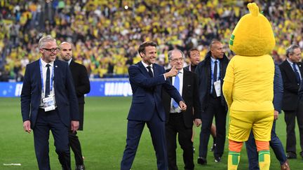 Emmanuel Macron sur la pelouse du Stade de France lors de la finale de la Coupe de France 2022, entre Nice et Nantes. (BERTRAND GUAY / AFP)