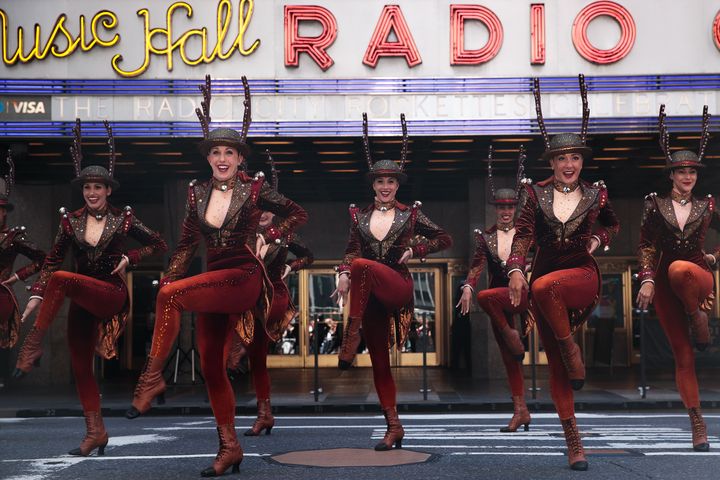 La troupe de danseuses les Rockettes, le 23 août 2016, à New York. (DREW ANGERER / GETTY IMAGES NORTH AMERICA / AFP)