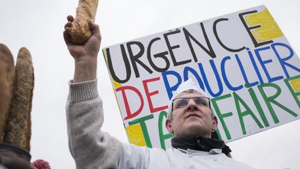 Des boulangers manifestent pour demander des aides contre la hausse des prix de l'énergie, à Paris, le 23 janvier 2023. (ERIC BRONCARD / HANS LUCAS / AFP)