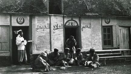 cavalerie indigène, ont été mis au service de la France en 1830, lors de l’expédition d’Alger.  En 1914, il existe quatre régiments de spahis algériens encasernés à Médéa, Sidi-Bel-Abbès, Batna et Sfax (en Tunisie). Un 5e régiment est créé lors de la mobilisation générale d’août 1914. Et un mois plus tard, en septembre, est constituée une brigade de marche à l’aide d’escadrons provenant de toutes les unités. Cette unité sera dissoute en 1962. (Source Musées de Senlis/Musée des spahis). (Albums Valois. Coll. BDIC / (Certains droits réservés (licence Creative Commons) )