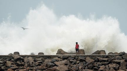 Un homme passe devant le port de pêche de Kasimedu à Chennai (Inde), le 19 mai 2020, alors que le cyclone Amphan se dirige vers la côte est du pays. (ARUN SANKAR / AFP)