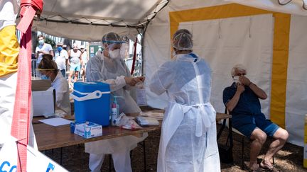 Une opération de tests sur un parking, le 27 juillet 2020, à Nice (Alpes-Maritimes). (VALENTINO BELLONI / HANS LUCAS / AFP)