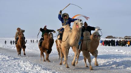 Pour les nombreux touristes, ces festivités sont l’occasion de découvrir la culture mongole sous toutes ses formes. Arts du spectacle, cuisine traditionnelle, artisanat, chants… sont au programme. Mais les moments les plus attendus sont les nombreuses compétitions sportives dont les principales sont le tir à l’arc, les courses de chevaux et de chameaux et la lutte. Ces sports reflètent la dure vie des nomades. Les sportifs habillés de traditionnels costumes mongols sont adulés par les foules. Chants et prières leurs sont adressés avant chaque compétition. Le Naadam se veut aussi un appel à respecter la nature et l’environnement. Mais depuis de nombreuses années, avec l’arrivée massive des touristes chinois, son image s’est ternie. Dorénavant, boutiques en tous genres et restaurants pullulent et l’authenticité des rituels s’effiloche, créant un folklore d’opérette.  (Han Leng/Xinhua//SIPA - Décembre 2016)