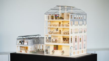 Photo de la maquette de la future Maison des métiers d'excellence du groupe LVMH, octobre 2023. (HANNAH LEVESQUE)