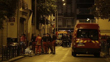 L'incendie a fait sept blessés graves dans un immeuble d'Aubervilliers (Seine-Saint-Denis) dimanche 19 août. (THOMAS SAMSON / AFP)