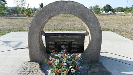 A Toulouse, un monument en hommage aux victimes de l'explosion d'AZF, quinze ans après la catastrophe. (ERIC CABANIS / AFP)